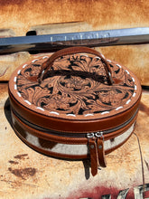 Load image into Gallery viewer, Cognac Round makeup case brown/white hide