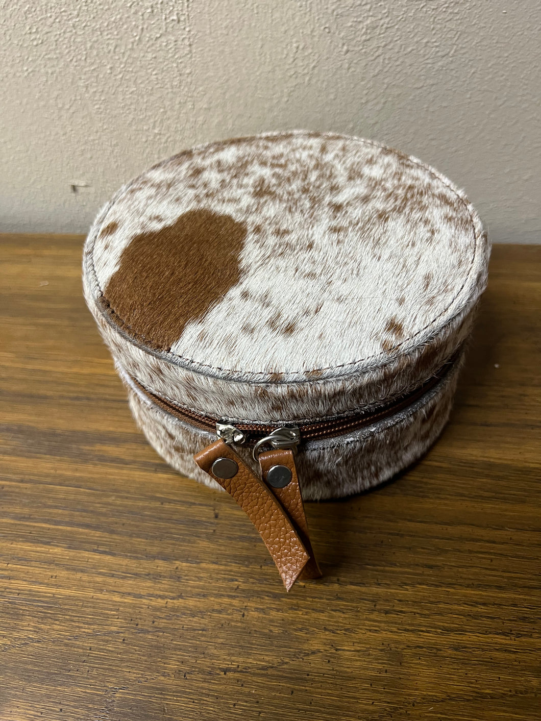 Round mini jewelry case brown