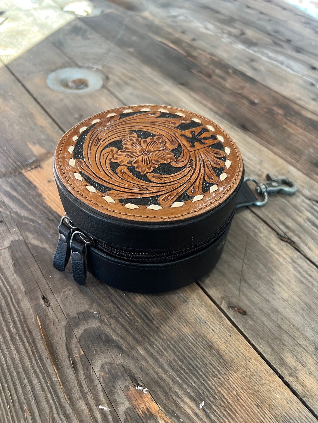 Round jewelry case with clip