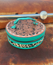 Load image into Gallery viewer, Round makeup case turq/cheetah
