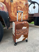 Load image into Gallery viewer, Rolling suitcase cognac cowhide Brown/white
